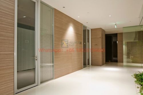 Последние решения компании о Как стеклянные и стальные перегородки улучшают современные помещения: стиль дизайна и эстетика