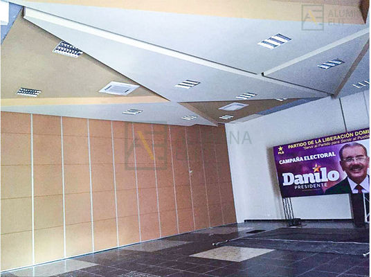 Хорошая цена. Перегородка передвижная настраиваемая с алюминиевым каркасом из сплава 6061-T6 и оцинкованным квадратным трубчатым килем онлайн