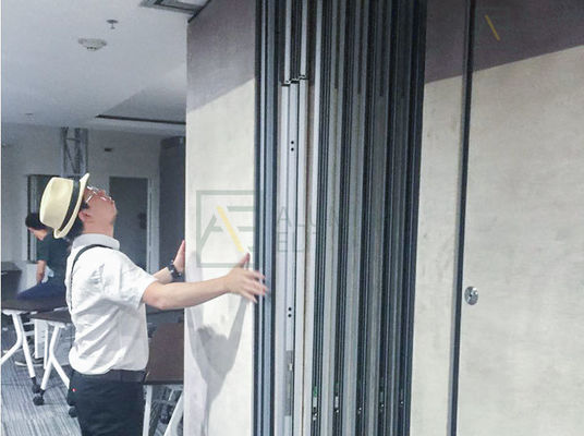 Хорошая цена. Commercial Movable Walls with 68mm-105mm Thickness 304 Stainless Steel Rollers and 56dB Sound Insulation онлайн